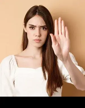 Una mujer sorda con señal de enfado (Fuente: Tododisca)