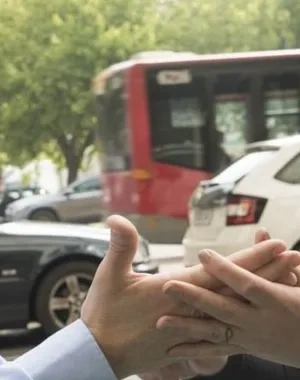 Una mediadora interactúa con un hombre de mediana edad sordociego