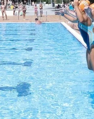 Niñas tirándose a la piscina por una acción solidaria