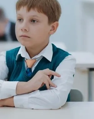 Un niño en el aula de clase