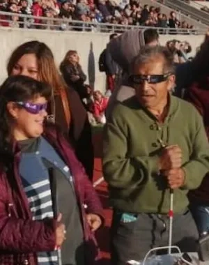 Personas siguiendo el eclipse de Chile en 2019 