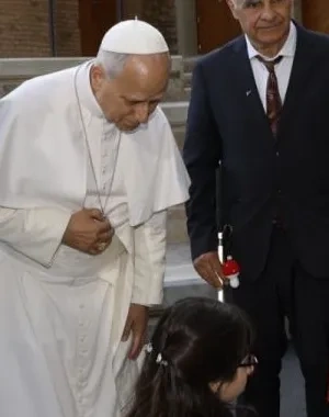 El Papa León XIV viendo como Valetina le enseña la réplica junto a los Reyes de España