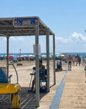 Una playa con un punto de accesibilidad para personas con discapacidad