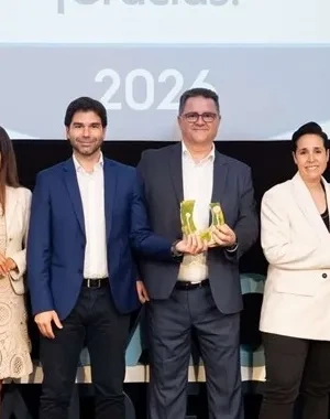 Recogida de premios por parte de los ganadores en una foto grupal de los representantes de las entidades galardonadas con los organizadores