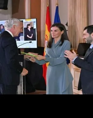 La Reina Letizia y Pablo Bustinduy saludando a un hombre