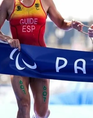 Susana Rodríguez (derecha) y Sara Pérez entran en la meta como ganadoras del triatlón en los Juegos Paralímpicos de París 2024