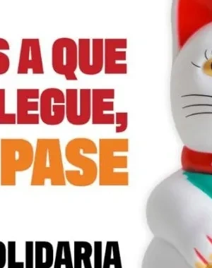 Imagen con fondo blanco y rojo en la que aparece un maneki-neko (gato de la suerte japonés) blanco con detalles rojos, verdes y dorados, levantando una pata. A la izquierda se lee el texto en mayúsculas: “NO ESPERES A QUE LO BUENO LLEGUE, HAZ QUE PASE. MARCA LA X SOLIDARIA”.