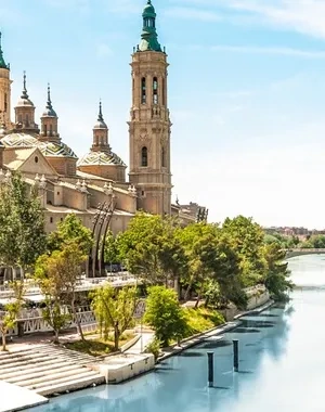 basílica junto a un rio