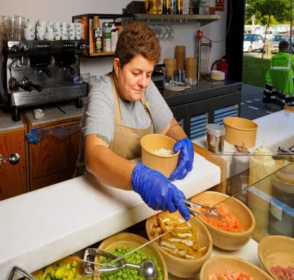 persona con encurtidos