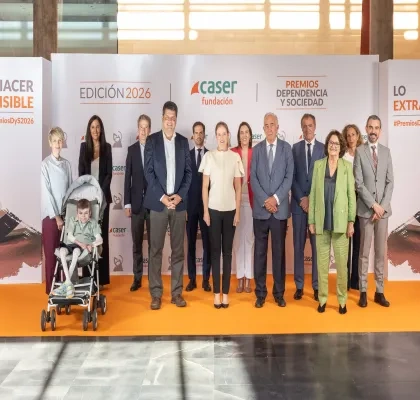 Grupo de participantes posa durante la entrega de los Premios Dependencia y Sociedad 2026 de Fundación Caser, frente al photocall del evento. En primer plano aparece una persona usuaria de silla adaptada, acompañada por representantes institucionales y entidades vinculadas al ámbito de la dependencia y la inclusión.