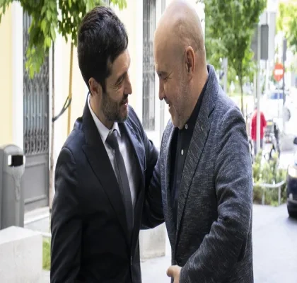 Pablo Bustinduy saludado afectuosamente a Luis Cayo Pérez en la puerta de la sede del CERMI 