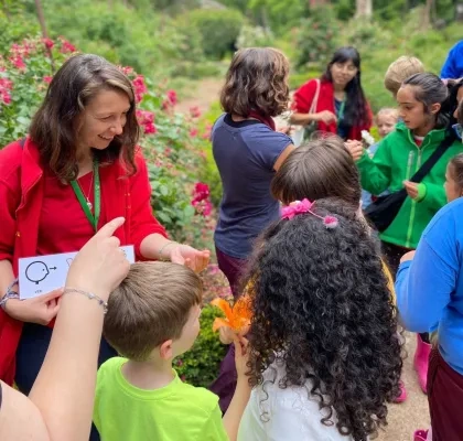 Monitora con niños en un evento cultural