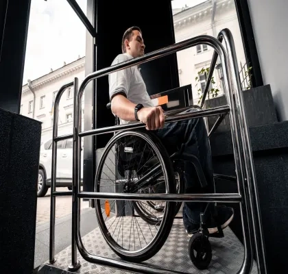Un joven en silla de ruedas en un elevador | Foto de 123rf/romanzaiets