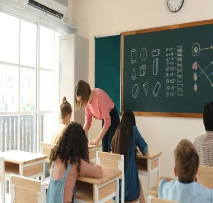 Una profesora atiende a sus alumnos en clase