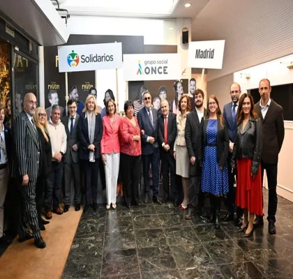 Foto de familia de los galardonados con los premios Solidarios Grupo Social ONCE Madrid 2025, junto a autoridades y responsables de Grupo 