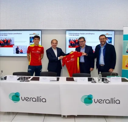 Foto de familia de la renovación del patrocinio | Foto del CPE