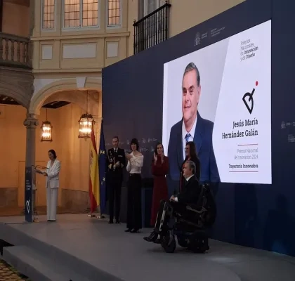 Jesús Hernández, Premio Nacional de Innovación 2024, junto a la Reina | Foto de Servimedia