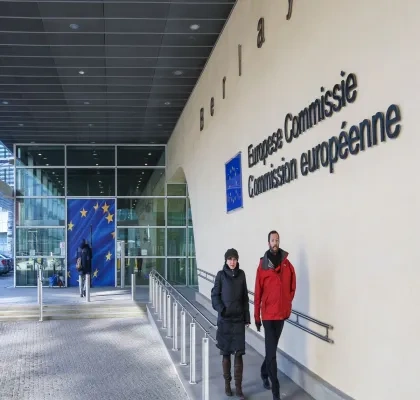 Dos personas salen del edificio de la Comisión Europea en Bruselas (Bélgica) 