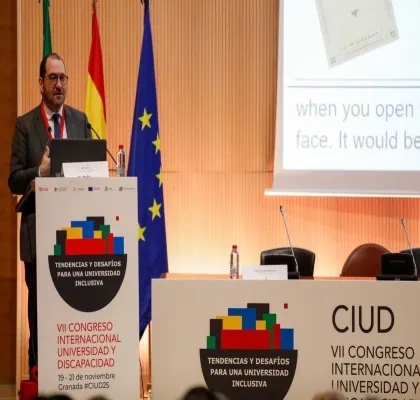 Joao Costa hablando en un atril