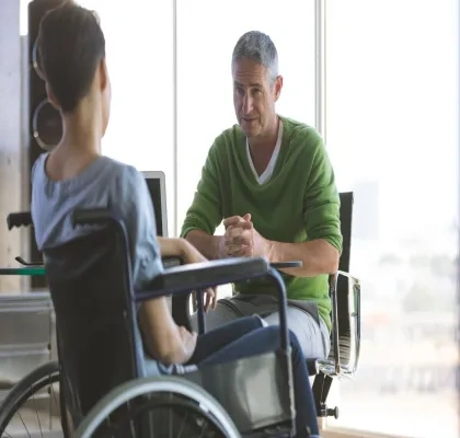 persona en silla de ruedas