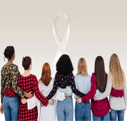 Varias mujeres están de espaldas y con sus brazos entrelazados