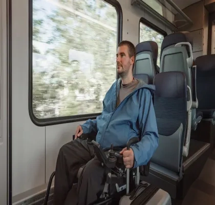 Un hombre con movilidad reducida viaja en tren