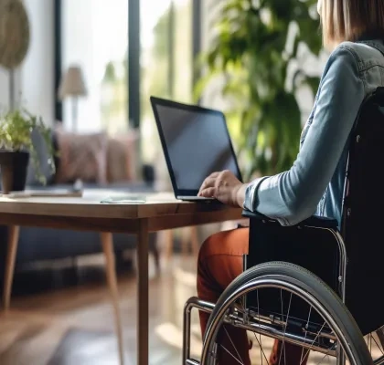 persona en silla de ruedas con su portatil