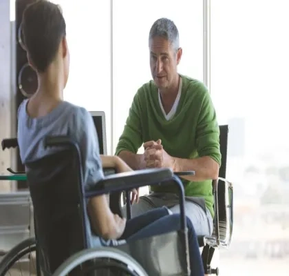 persona en silla de ruedas