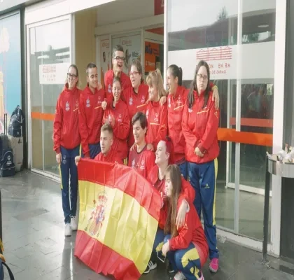 Foto de familia del elenco de ‘Olímpicas'. Destino Berlín’