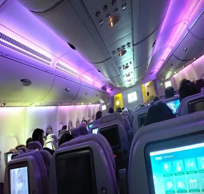 Cabina de una aeronave 'wide body' con diversas medidas de accesibilidad