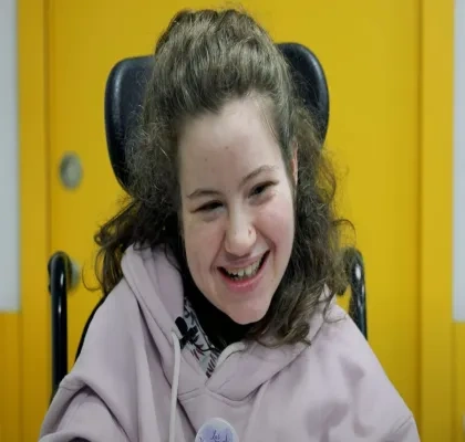 Una joven integrante del grupo 'Las Mosqueteras' 