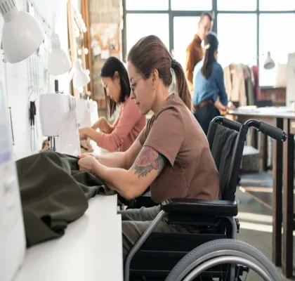 Dos mujeres trabajan en costura de patrones en un centro especial de empleo