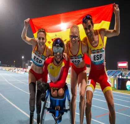 Foto de familia de los deportistas paralímpicos españoles