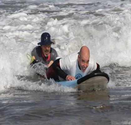 Niccolò Taverna en una sesión de surf terapeútico con un alumno