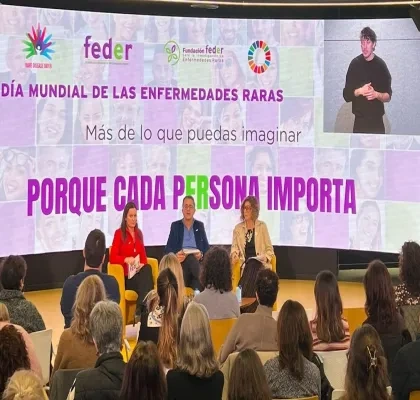 diversas personas en el acto de feder