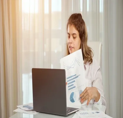 Mujer con discapacidad intelectual leyendo un libro