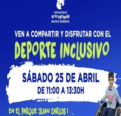 Cartel de la Asociación de Artrogriposis Múltiple Congénita con fondo azul. En la parte superior aparece el logotipo de la asociación y el texto “Ven a compartir y disfrutar con el deporte inclusivo”. En el centro, sobre un recuadro blanco, se muestran la fecha “Sábado 25 de abril” y el horario “De 11:00 a 13:30h”. En la zona inferior derecha aparece la imagen de una persona sentada en una silla de ruedas, vestida con una sudadera clara con la palabra “Polo” y un número estampados.