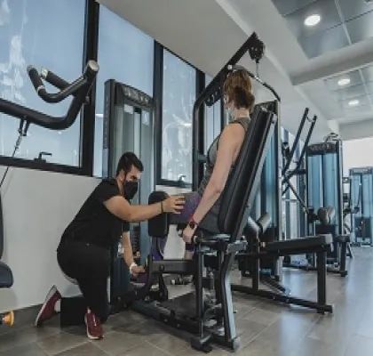 Uno de los profesionales de Rehab Gym trabajando en una de las sesiones con una de las usuarias de este gimnasio de alto rendimiento en España (Fuente: Rehab Gym)