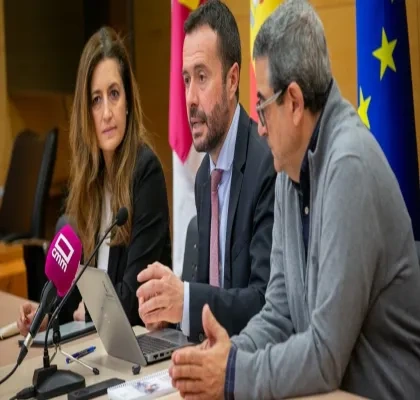 representantes del Gobierno de Castilla-La Mancha junto a la directora de ILUNION Accesibilidad en la rueda de prensa de presentación del evento