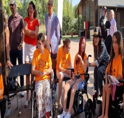 Personas participantes del campus con las camisetas naranjas de la asociación