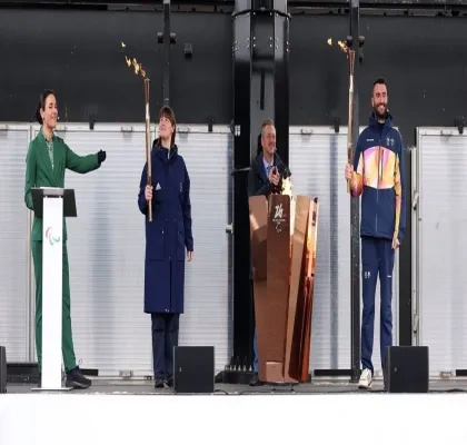 Ceremonia de apertura de los anteriores juegos con 2 personas portando las antorchas paralímpicas