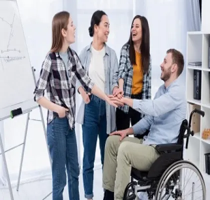 Un grupo de jóvenes con una persona en silla de ruedas, mostrando señales de compañerismo (Fuente: Servimedia)