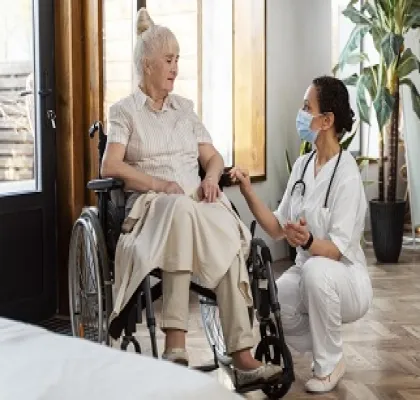 Una doctora hablando con una paciente en silla de ruedas (Fuente: Servimedia)