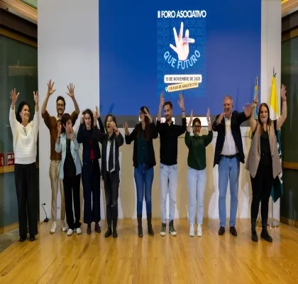 personas en un evento con las manos levantadas