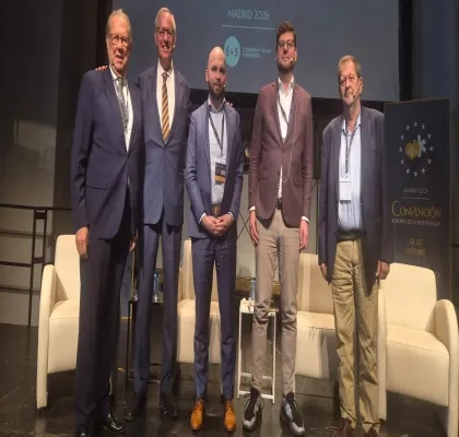 Cinco ponentes posan sobre el escenario de la Convención Europea de la Dependencia 2026, celebrada en Madrid. Detrás de ellos se observa una pantalla con el nombre del evento y varios logotipos institucionales. En el escenario hay sillones blancos y mesas auxiliares, en un espacio preparado para una mesa de debate sobre el futuro de los cuidados de larga duración, la atención sanitaria y la dependencia en Europa.