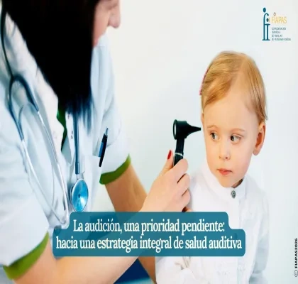 doctora con un niño revisando la audición