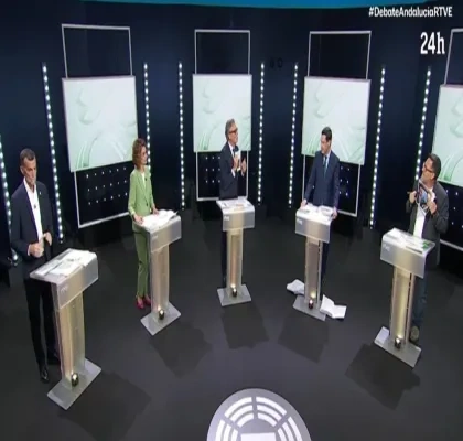 Los 5 candidatos a la presidencia de Andalucía en sus estrados durante el debate