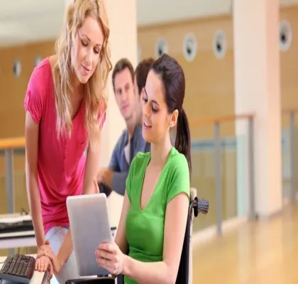 Dos mujeres trabajando, una de ellas con silla de ruedas
