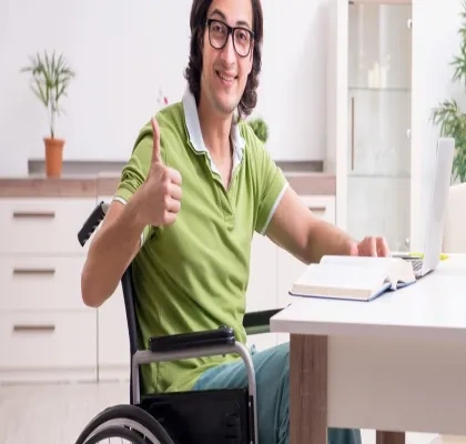 Joven estudiante con discapacidad con el libro en el escritorio