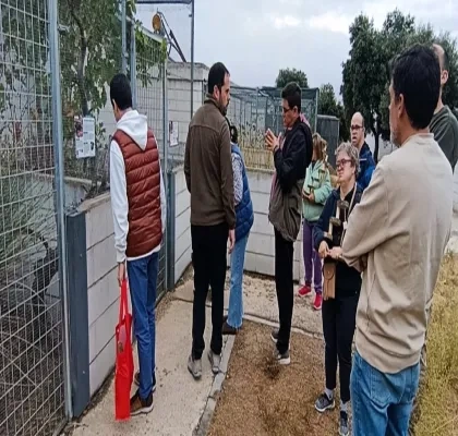 Los participantes del proyecto visualizando sus obras en el CRAS